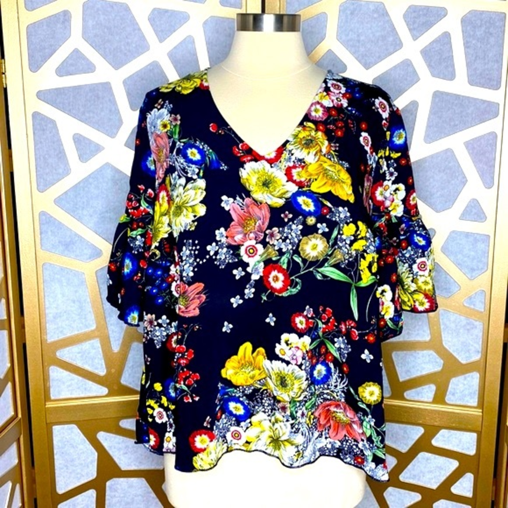 Scattered Flowers‎ Tunic Top - 3/4-Length Sleeves